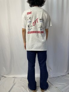 画像5: 90's USA製 "THE CPT Dad CURRICULUM" イラストプリントTシャツ L (5)