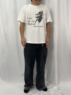 画像2: "God has no religion" Gandhi メッセージプリントTシャツ XL (2)