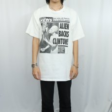 画像2: 90’s Weekly World News USA製 “ALIEN BACKS CLINTON!” パロディプリントTシャツ (2)
