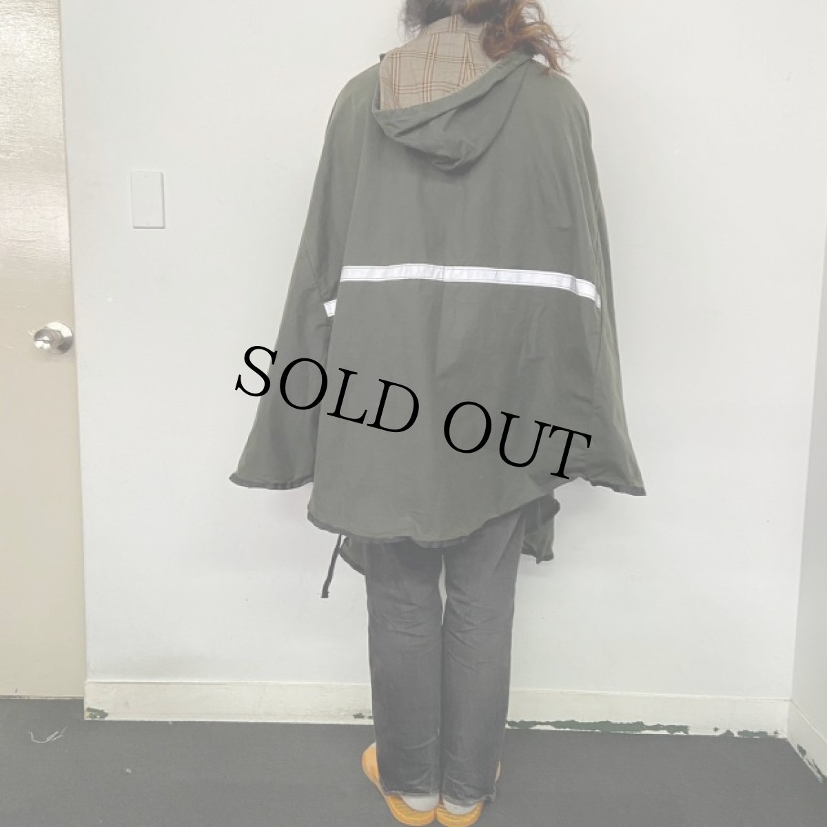 画像13: HALLEY STEVENSONS オイルドコットン リフレクター付き ケープポンチョ カーキ (13)