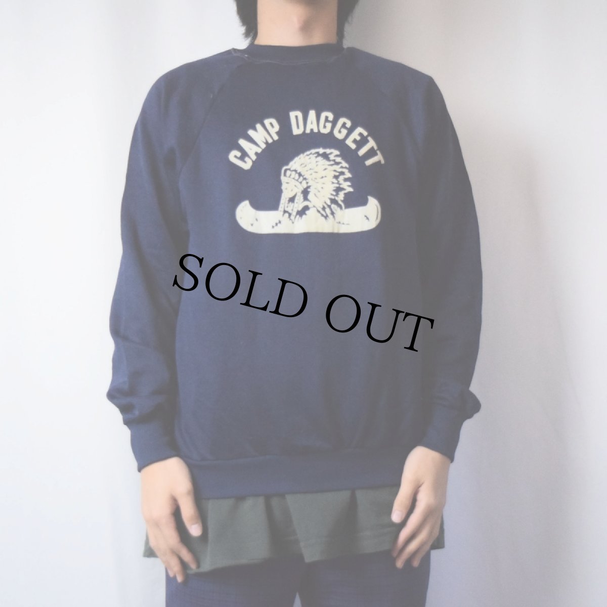 画像2: 70〜80's USA製 "CAMP DAGGETT" インディアンヘッド プリントラグランスウェット NAVY (2)