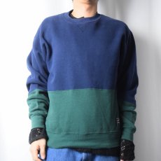 画像2: 90's〜 RUSSELL ATHLETIC USA製 前V 2トーンカラースウェット NAVY×GREEN M (2)