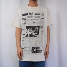 画像2: 90's Saturday Record CANADA製 ニュースペーパープリントTシャツ XL (2)