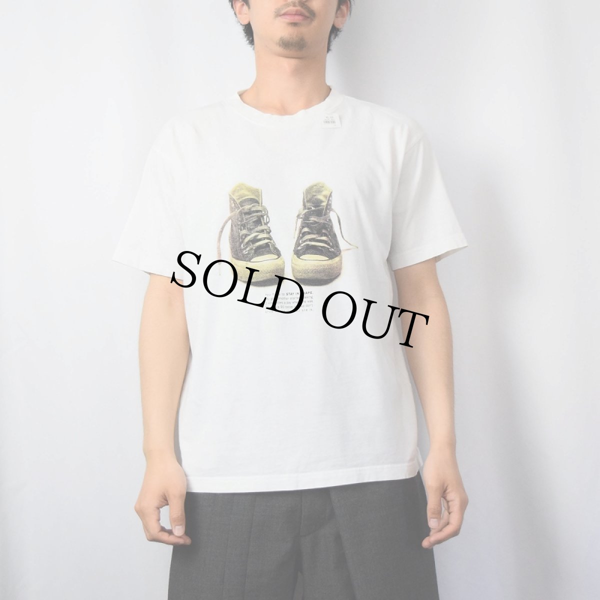 画像2: "YOU HAVE TO STAY IN SHAPE" スニーカープリントTシャツ (2)