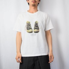 画像2: "YOU HAVE TO STAY IN SHAPE" スニーカープリントTシャツ (2)