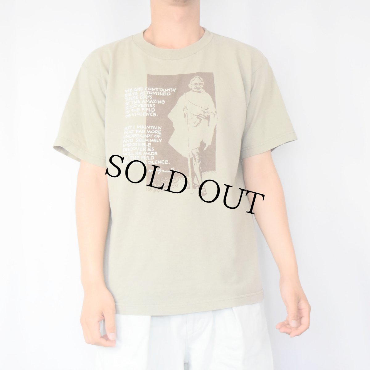 画像2: 90's Gandhi USA製 "WE ARE CONSTANTLY..." 名言プリントTシャツ M (2)