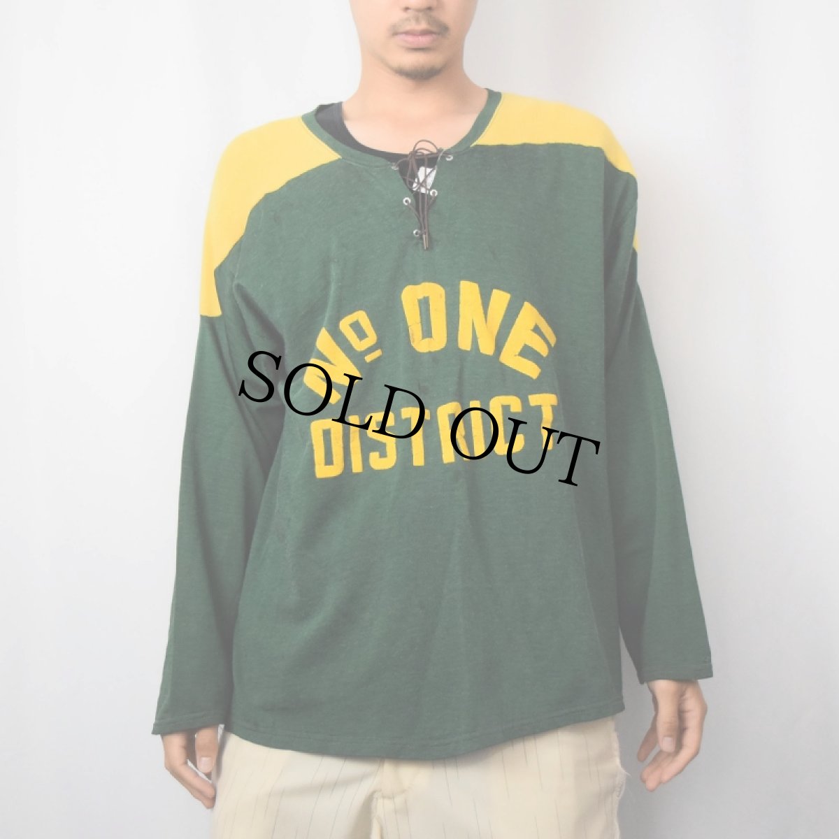 画像2: 50〜60's "No ONE DISTRICT" フロッキープリント レースアップフットボールTシャツ (2)