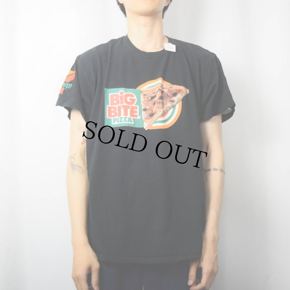 画像3: 7-ELEVEN "BIG BITE PIZZA" コンビニエンスストア ピザプリントTシャツ BLACK (3)
