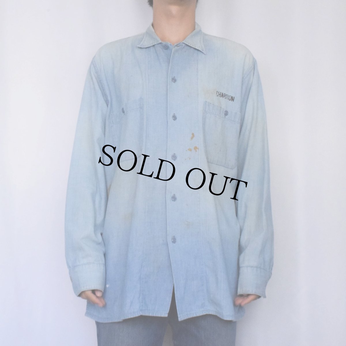 画像2: 60's "CHARRON" ステンシル入り シャンブレーワークシャツ (2)