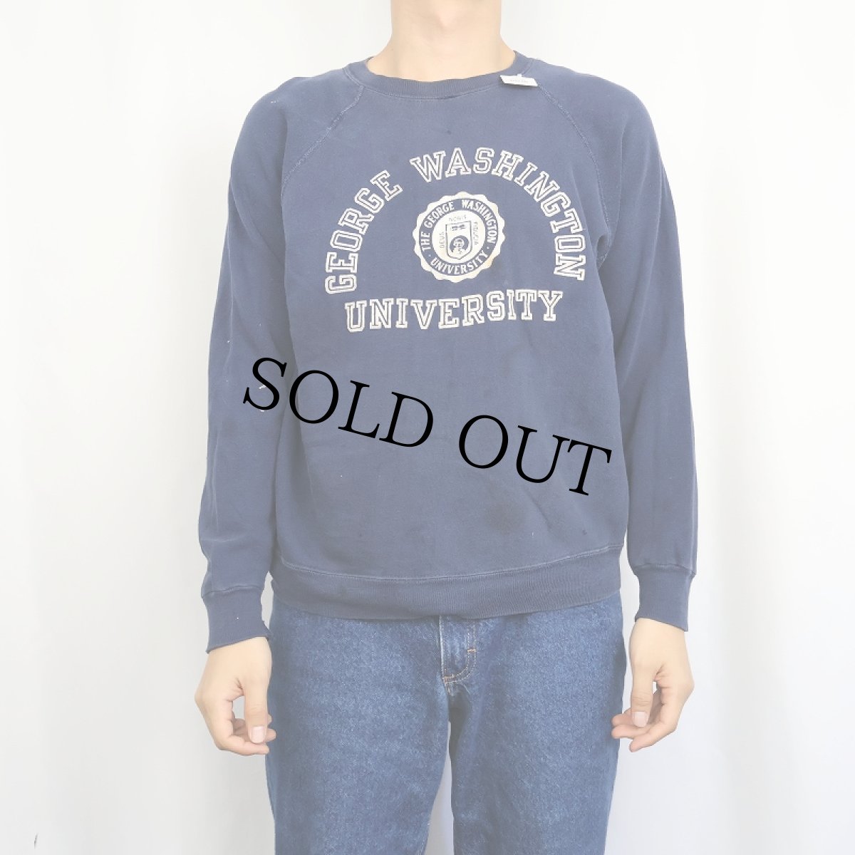 画像2: 70's Champion USA製 バータグ "GRORGE WASHINGTON UNIVERSITY" フロッキープリント ラグランスウェット NAVY L (2)