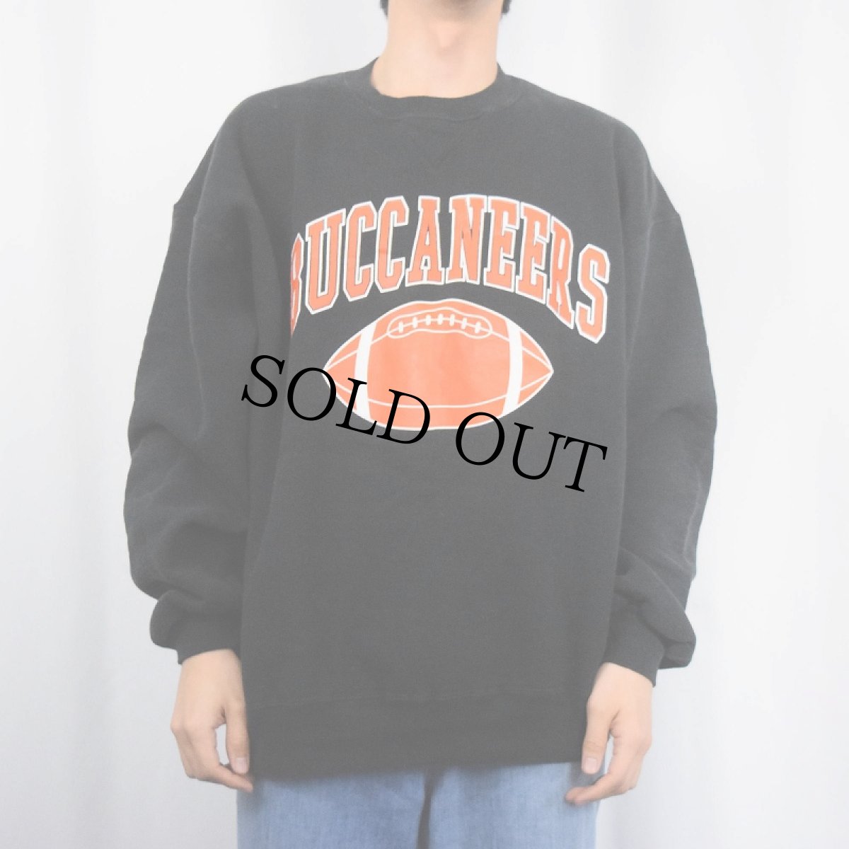 画像2: 90's〜 RUSSELL ATHLETIC USA製 "BUCCANEERS" 前V プリントスウェット BLACK XL (2)