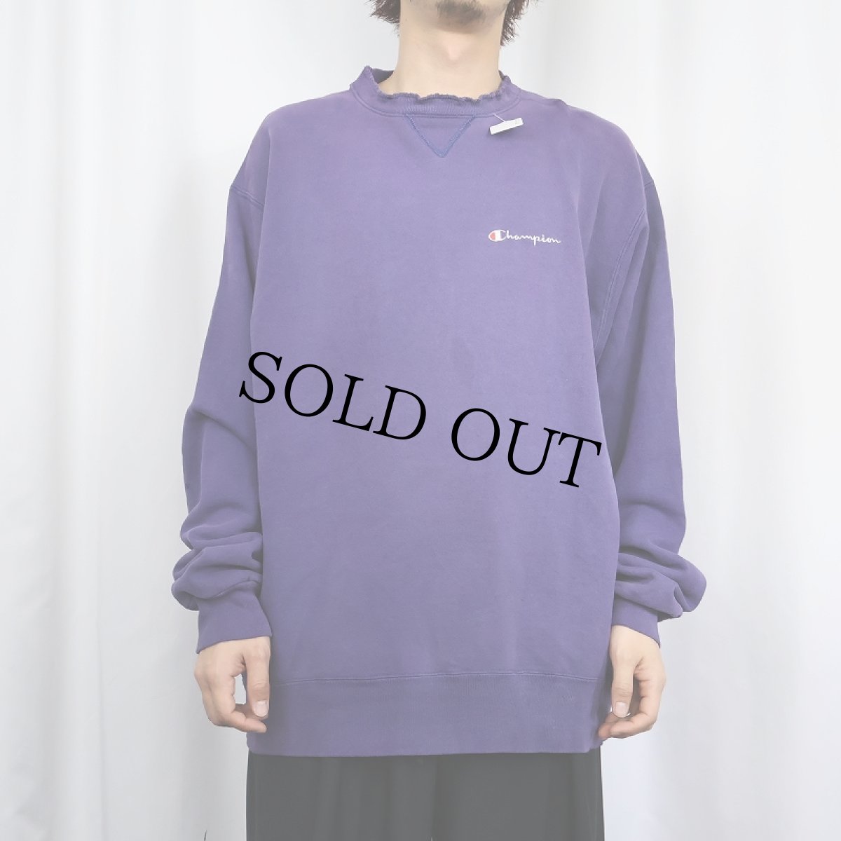 画像2: Champion 前V ロゴ刺繍 フェードスウェット NAVY (2)