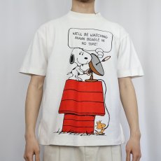 画像2: SNOOPY "WE'LL BE WATCHING..." キャラクタープリントTシャツ (2)