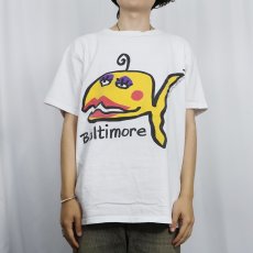画像2: 90's GRAVITY GRAPHICS USA製 "Baltimore" イラストプリントTシャツ L (2)