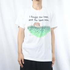 画像2: 90's SHOEBOX USA製 "I fought the lawn and the lawn won." イラストプリントTシャツ XL (2)