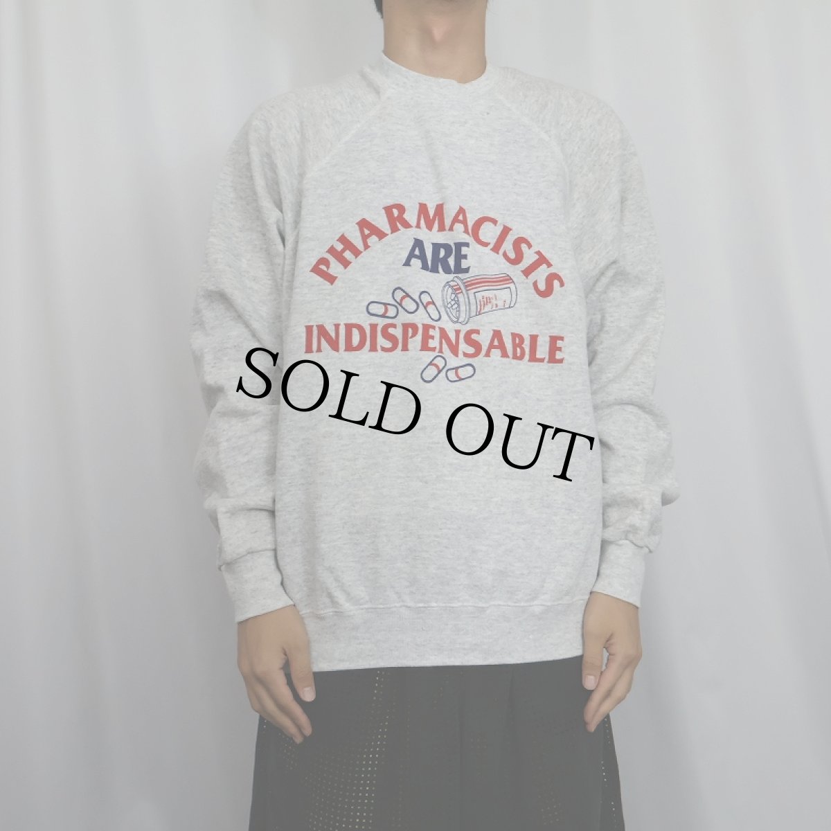 画像2: 90's USA製 "PHARMACISTS ARE INDISPENSABLE" プリントラグランスウェット L (2)