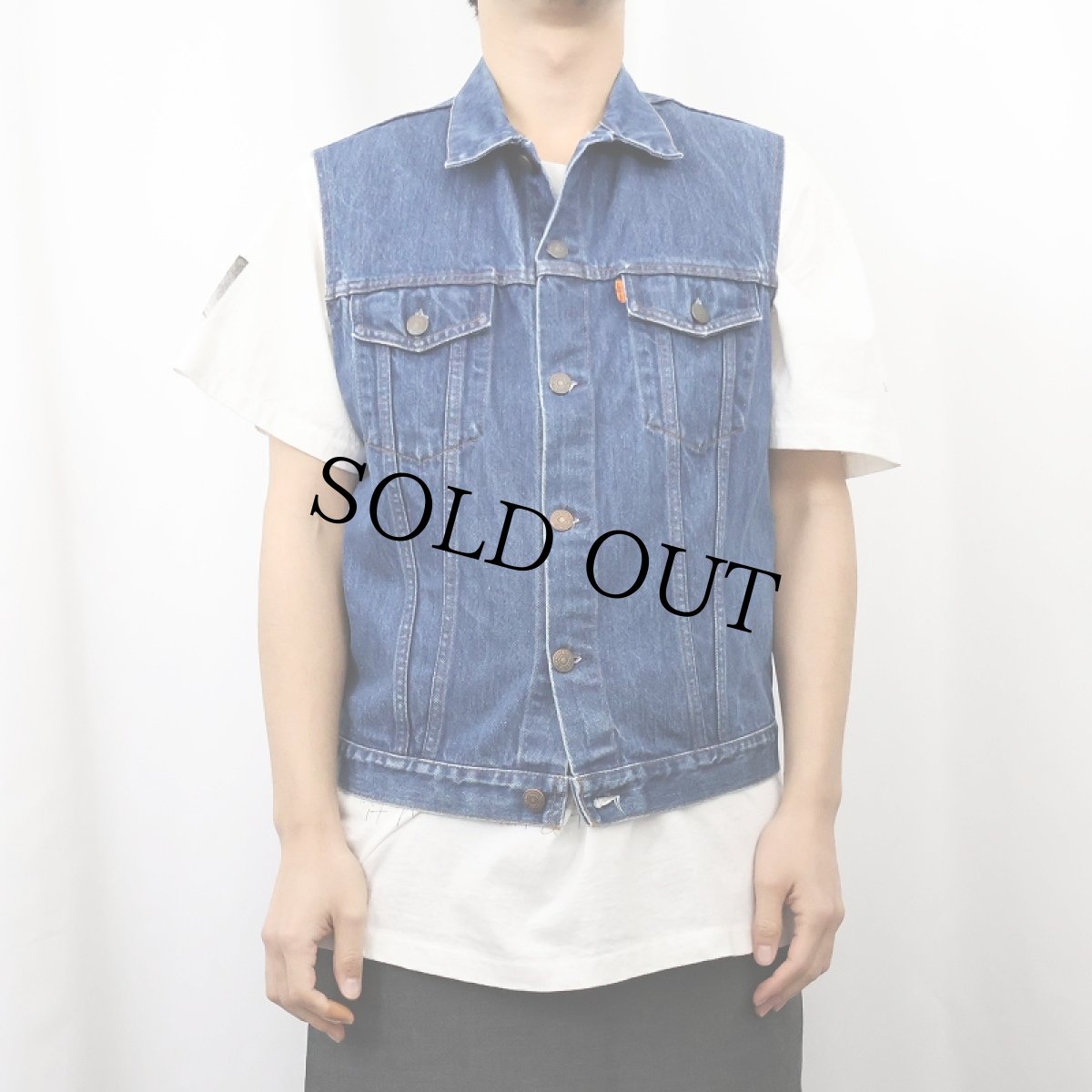 画像2: 80's Levi's オレンジタブ FRANCE製 カットオフスリーブ デニムベスト (2)