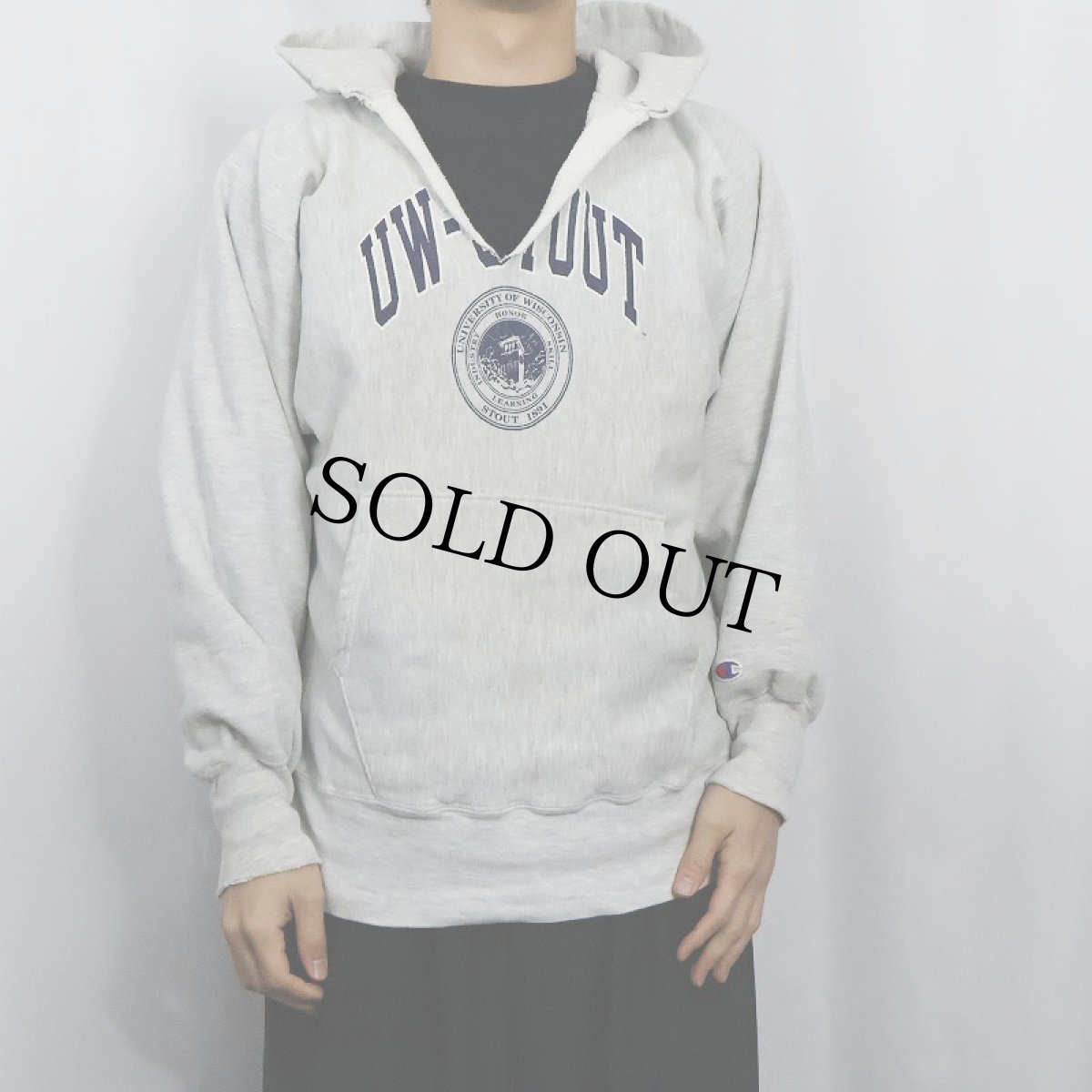 画像2: 90's Champion REVERSE WEAVE "UW-STOUT" カットオフ プリントスウェットフーディ L (2)