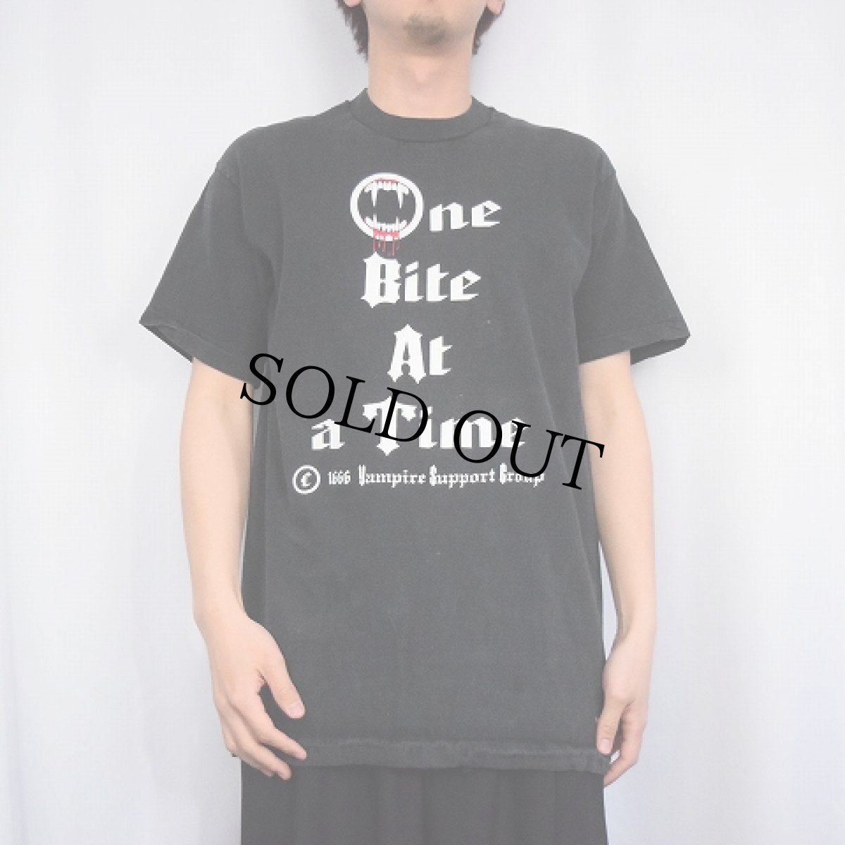 画像2: 90's Vampire Support Group USA製 "One Bite At a Time" プリントTシャツ BLACK L (2)