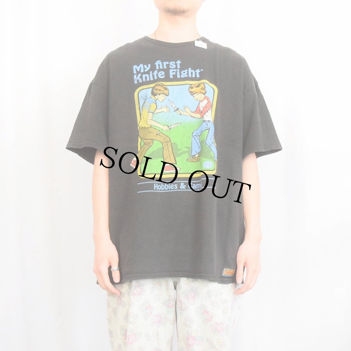 画像2: Steven Rhodes "My first knife fight" イラストプリントTシャツ BLACK (2)
