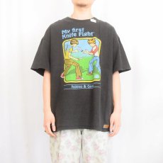 画像2: Steven Rhodes "My first knife fight" イラストプリントTシャツ BLACK (2)