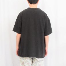 画像3: Steven Rhodes "My first knife fight" イラストプリントTシャツ BLACK (3)