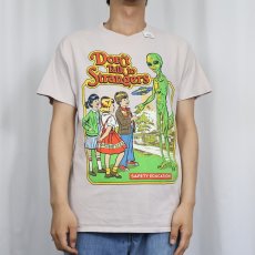画像2: Steven Rhodes "Don't Talk to Strangers" イラストプリントTシャツ M (2)