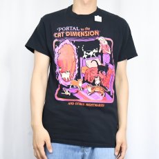 画像2: Steven Rhodes "PORTAL to the CAT DIMENSION" イラストプリントTシャツ BLACK M (2)