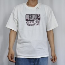 画像2: 2000's HERSHEY'S "YOU NEVER FORGET YOUR FIRST LOVE" お菓子企業 ロゴプリントTシャツ L (2)