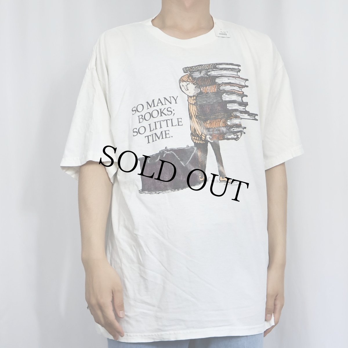 画像2: Edward Gorey "SO MANY BOOKD; SO LITTLE TIME." イラストプリントTシャツ XL (2)