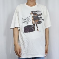 画像2: Edward Gorey "SO MANY BOOKD; SO LITTLE TIME." イラストプリントTシャツ XL (2)