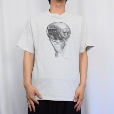 画像2: 90's M.C. Escher USA製 "Hand with Reflecting Sphere" 騙し絵アートプリントTシャツ L (2)