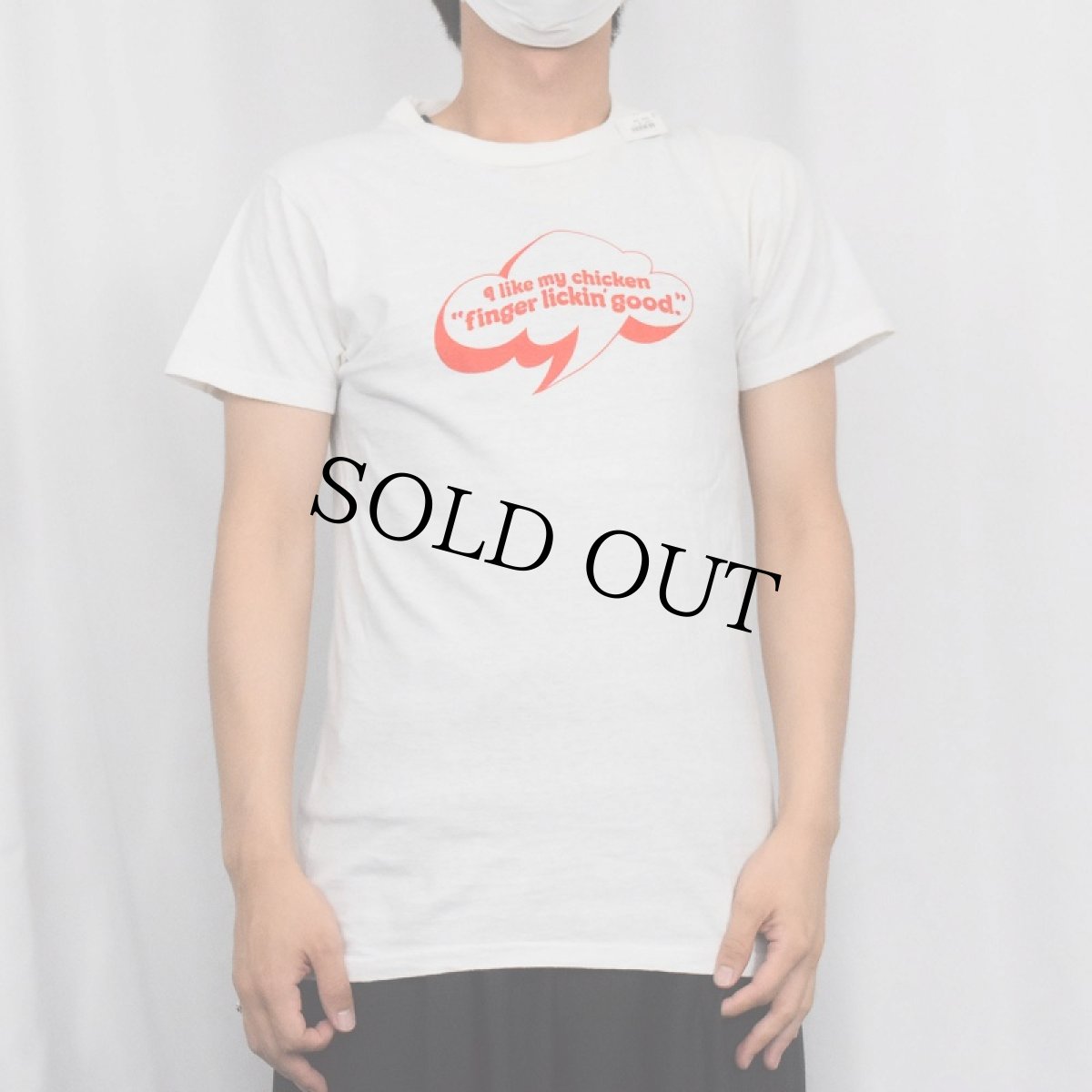 画像2: 70's〜 "finger lickin' good." パロディプリントTシャツ (2)