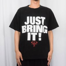 画像2: 90〜2000's WWF ATTITUDE "JUST BRING IT!" プロレス パロディプリントTシャツ BLACK XL (2)