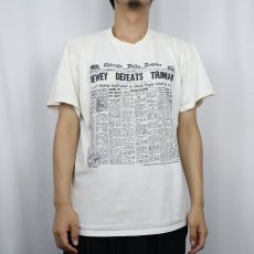 画像2: 90's〜 Chicago Daily Tribune USA製 "DEWEY DEFEATS TRUMAN" ニュースペーパープリントTシャツ L (2)