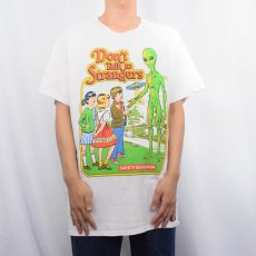画像2: Steven Rhodes "Don't Talk to Strangers" イラストプリントTシャツ L (2)