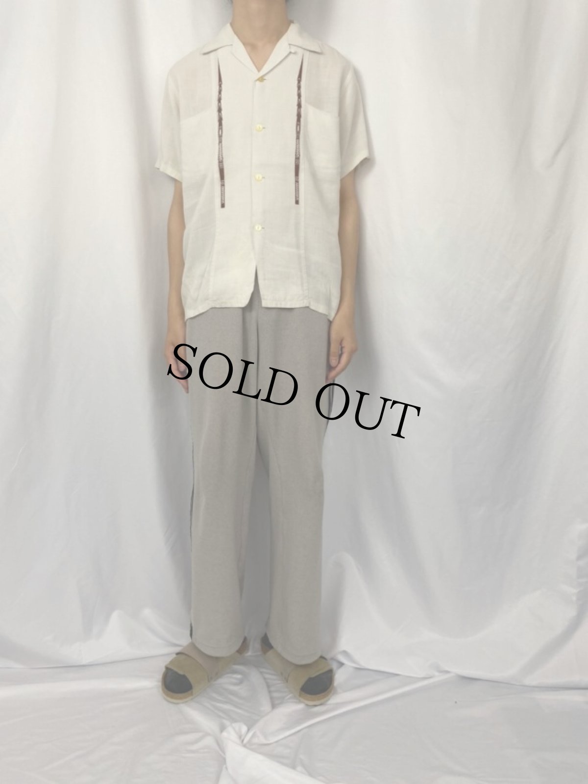 画像2: 60's McINERNY アロー柄 猫目ボタン アロハシャツ M (2)