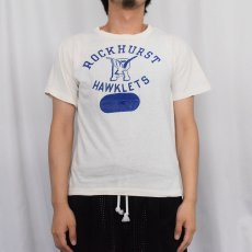 画像2: 70's Champion バータグ USA製 "ROCKHURST HAWKLETS" プリントTシャツ M (2)