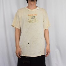 画像2: 2000's Ted Bundy "Doing his part..." シリアルキラー ブラックユーモアプリントTシャツ XL (2)