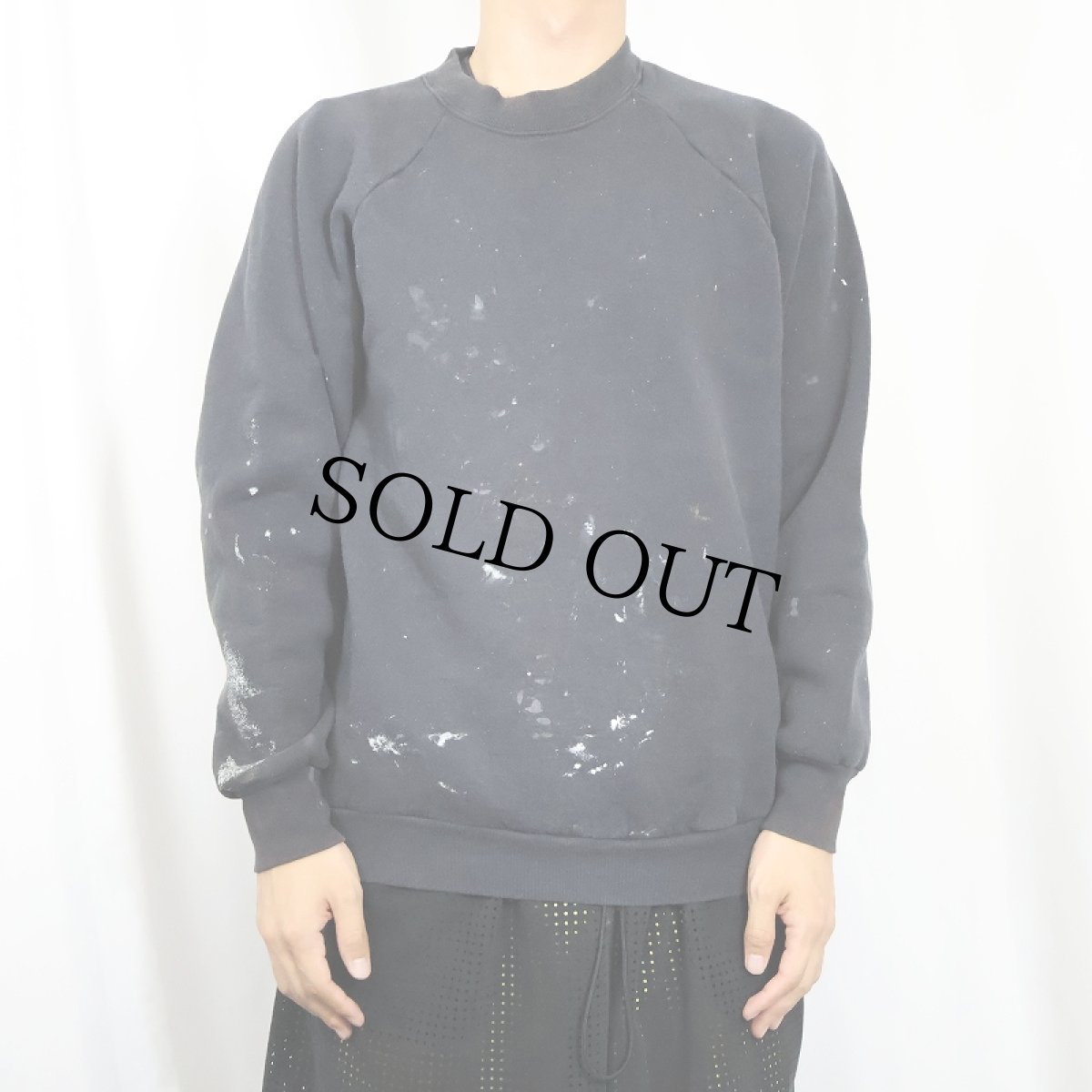 画像2: 90's FRUIT OF THE LOOM USA製 ペンキペイント ラグランスウェット BLACK L (2)