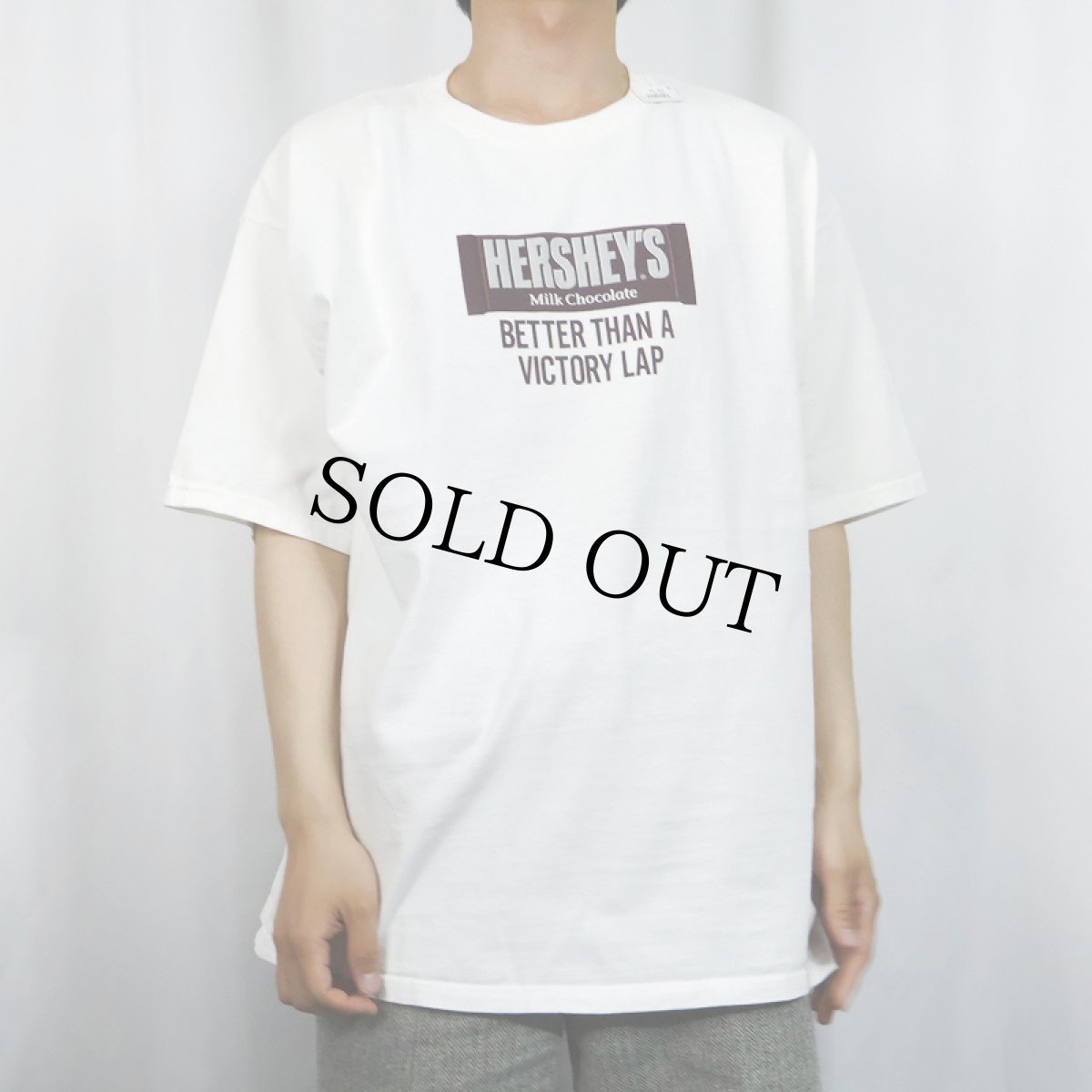 画像2: 2000's HERSHEY'S "BETTER THAN A VICTORY LAP" お菓子企業 ロゴプリントTシャツ XL (2)
