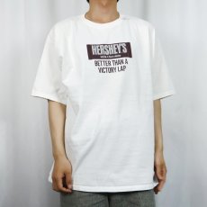 画像2: 2000's HERSHEY'S "BETTER THAN A VICTORY LAP" お菓子企業 ロゴプリントTシャツ XL (2)