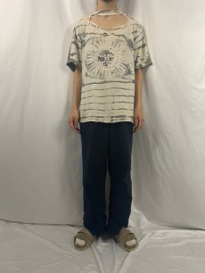 画像2: 【SALE】90's USA製 太陽柄 ハンドペイント×タイダイ Tシャツ XL (2)