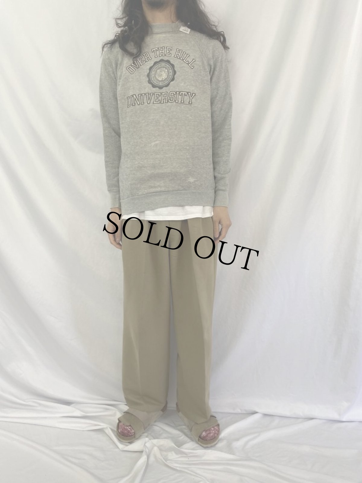 画像2: 80's "OVER THE HILL UNIVERSITY" プリントラグランスウェット (2)