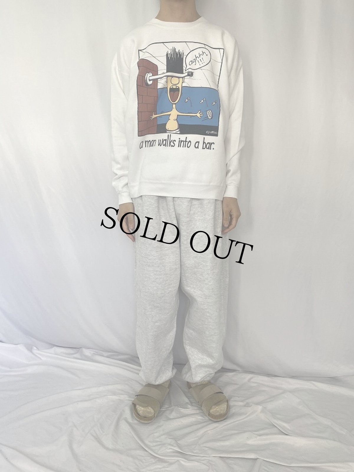 画像2: 90's USA製 "a man walks into a bar." シュールイラストプリントスウェット XL (2)