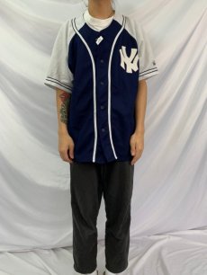 画像2: New York Yankees ロゴ入り ベースボールシャツ L (2)