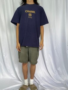 画像2: 90's ブート CHANEL USA製 ロゴ刺繍Tシャツ XL (2)