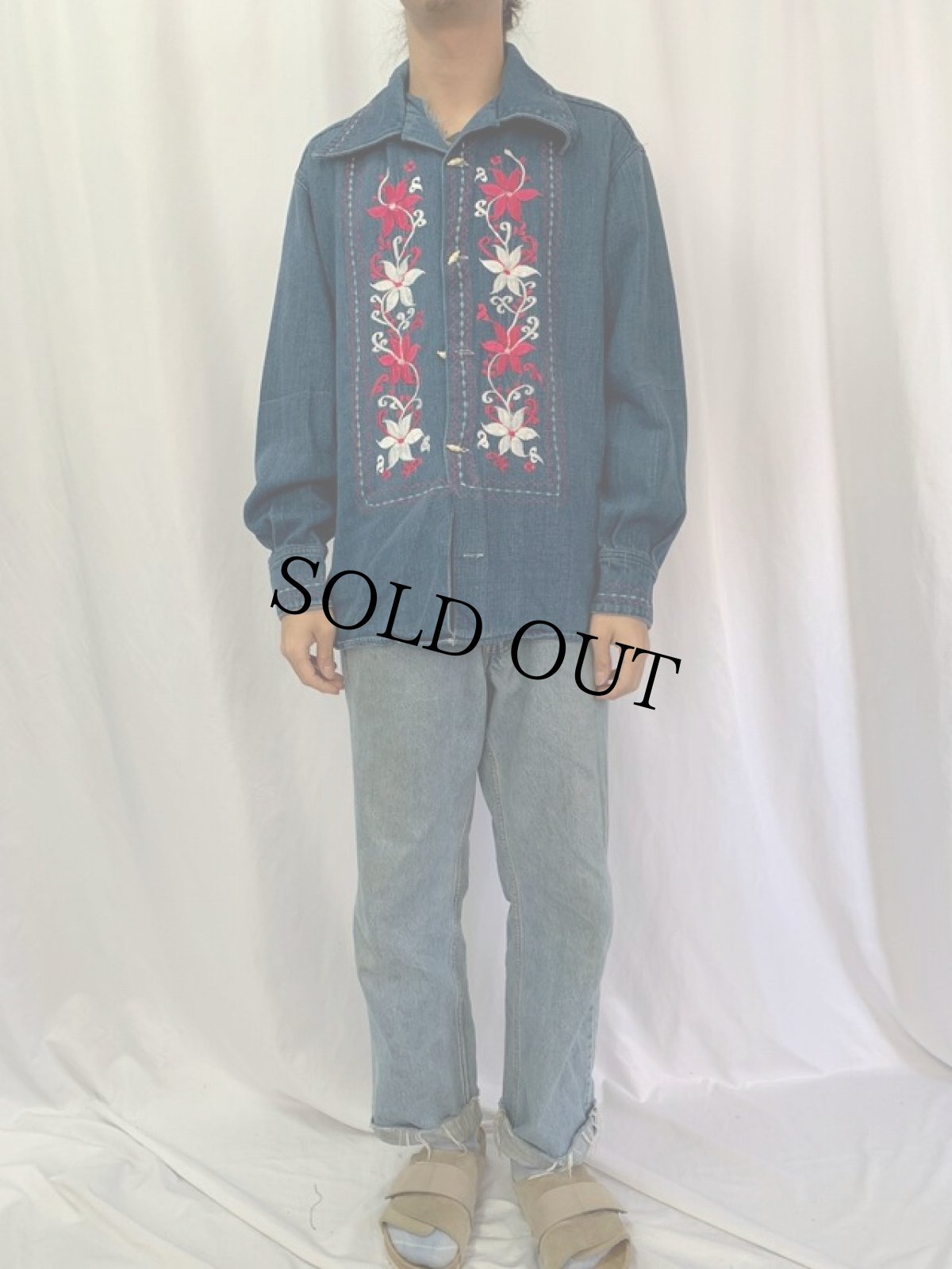 画像2: 70〜80's 花柄刺繍 デニムシャツ SIZE44 (2)