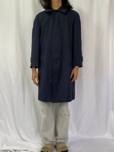 画像2: 80's Burberrys' PIATTELLI ROMA別注 ENGLAND製 ポリエステル×コットン ステンカラーコート NAVY SIZE44R (2)