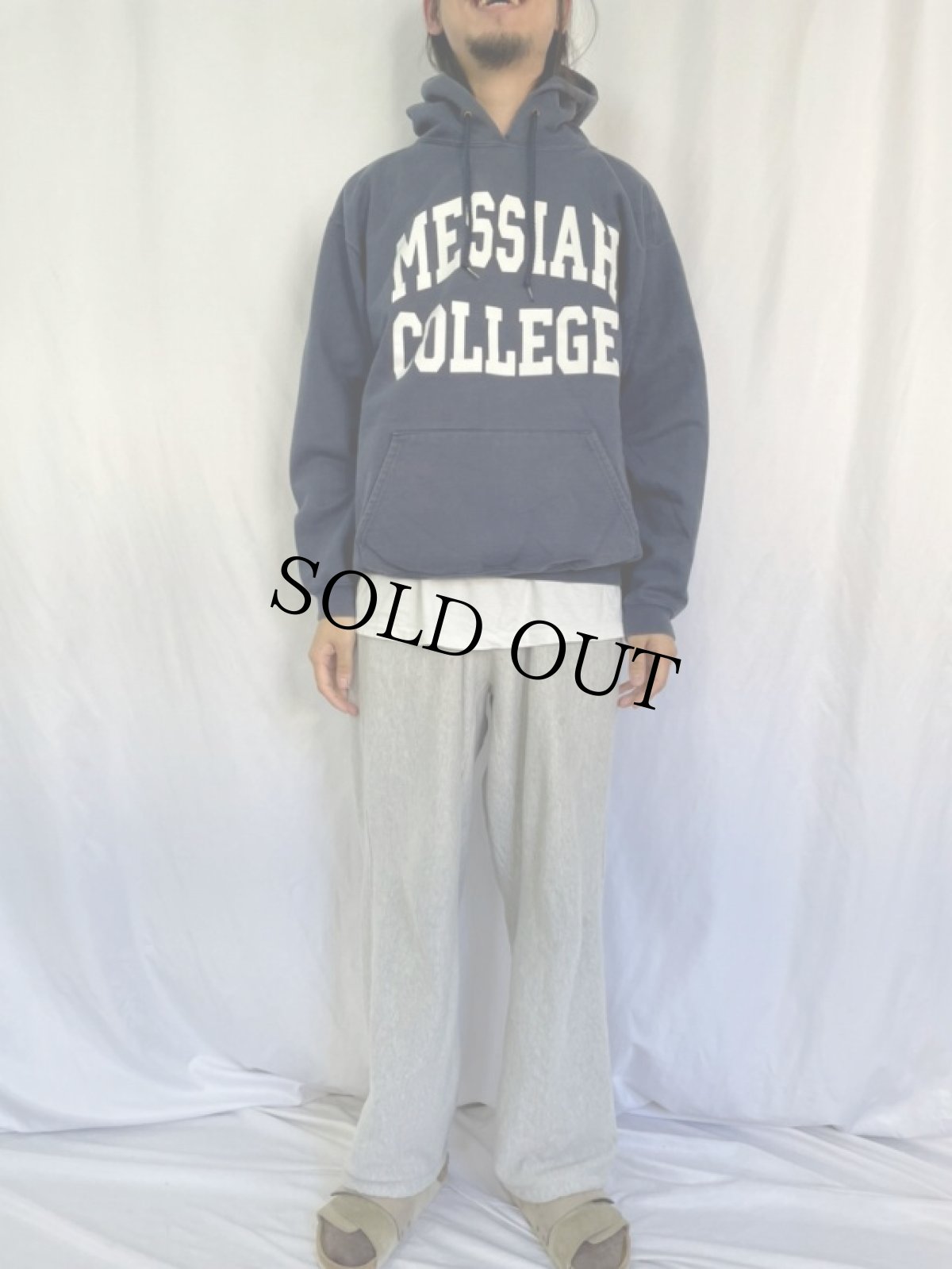 画像2: 90's USA製 "MESSIAH COLLEGE" プリントラグランスウェット L (2)